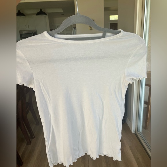 White t-shirt with ruffle tips. - Picture 1 of 2